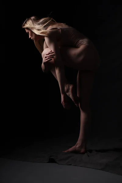 Bailarina Bodysuit Bege Fundo Escuro Esculpido Belo Corpo Feminino Pose — Fotografia de Stock