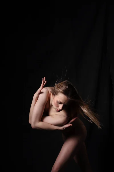 Ballerina Béžovém Obleku Tmavé Pozadí Vytesané Krásné Ženské Tělo Pose — Stock fotografie