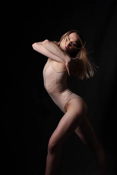 Bailarina Body Beige Fondo Oscuro Esculpido Hermoso Cuerpo Femenino Pose —  Fotos de Stock