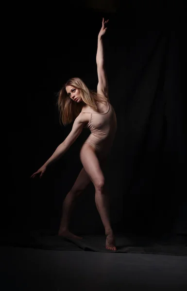Ballerina Beige Kroppsdräkt Mörk Bakgrund Skulpterade Vacker Kvinnlig Kropp Dos — Stockfoto