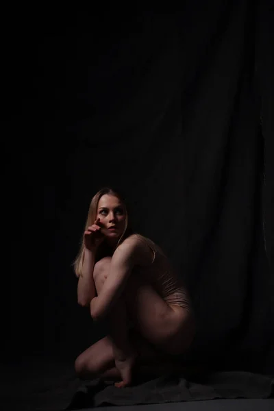 Ballerina Beige Bodysuit Dark Background Sculpted Beautiful Female Body Pose — Stock Photo, Image