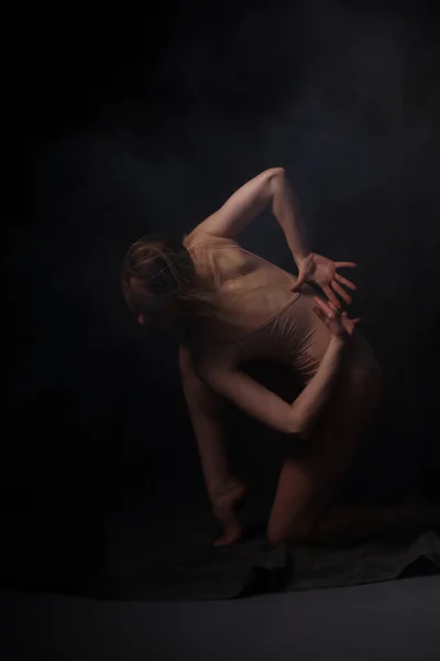 Bailarina Body Beige Fondo Oscuro Esculpido Hermoso Cuerpo Femenino Pose — Foto de Stock