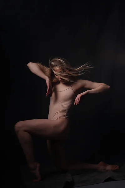 Bailarina Bodysuit Bege Fundo Escuro Esculpido Belo Corpo Feminino Pose — Fotografia de Stock