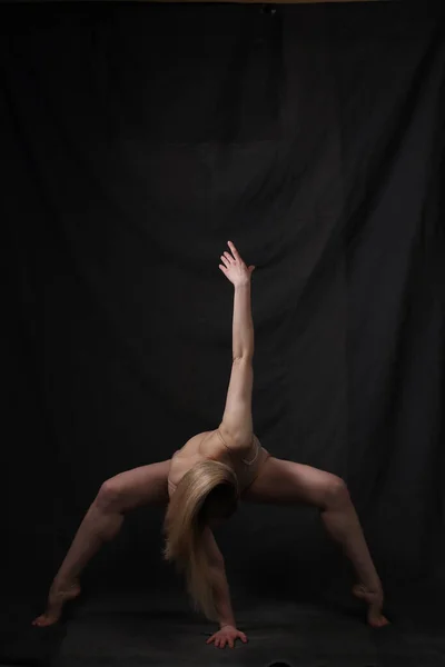 Ballerina Beige Kroppsdräkt Mörk Bakgrund Skulpterade Vacker Kvinnlig Kropp Dos — Stockfoto