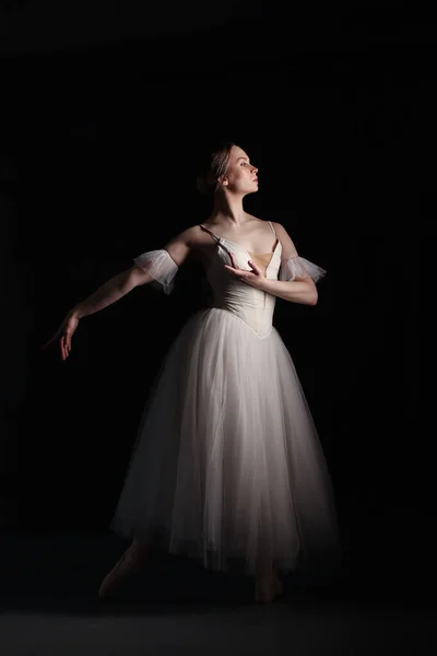 Профессиональная Балерина Танцует Балет Балерина Белом Платье Пуантах Темный Фон — стоковое фото