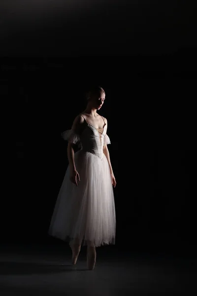 Balet Taneczny Baleriny Profesjonalnej Balerina Białej Sukience Szpiczastych Butach Mroczne — Zdjęcie stockowe