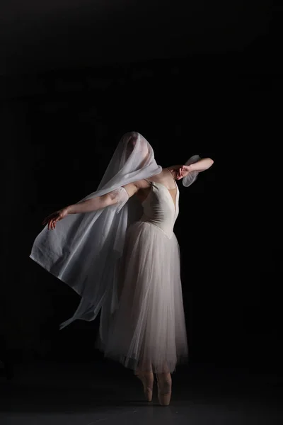 Bailarina Profesional Bailando Ballet Bailarina Vestido Blanco Zapatos Puntiagudos Fondo —  Fotos de Stock