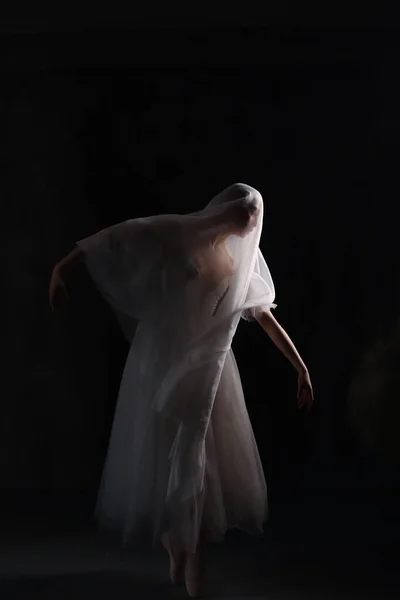 Μπαλέτο Χορού Μπαλαρίνα Μπαλαρίνα Λευκό Φόρεμα Και Pointe Παπούτσια Σκοτεινό — Φωτογραφία Αρχείου