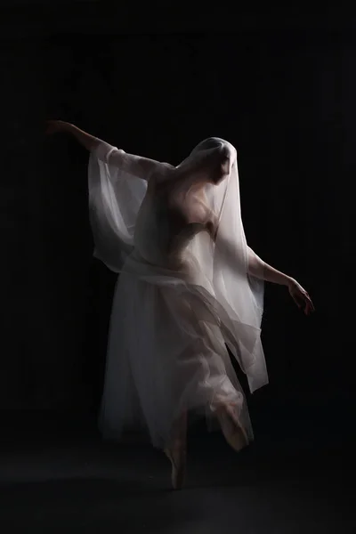 Professional Ballerina Dancing Ballet Ballerina White Dress Pointe Shoes Dark — Stock Photo, Image