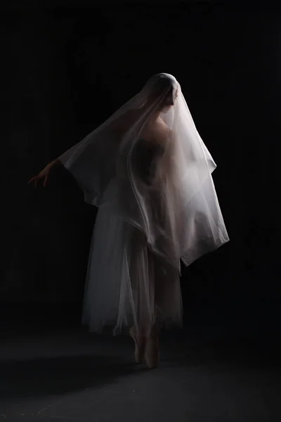 职业芭蕾舞演员跳芭蕾舞 芭蕾演员穿着白色连衣裙和尖尖的鞋子 黑暗的背景维耶场景 — 图库照片