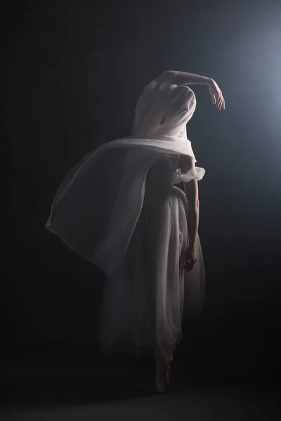Профессиональная Балерина Танцует Балет Балерина Белом Платье Пуантах Темный Фон — стоковое фото