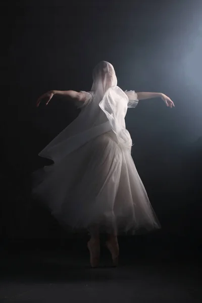 Profesionální Balerína Taneční Balet Ballerina Bílých Šatech Špičaté Boty Tmavé — Stock fotografie