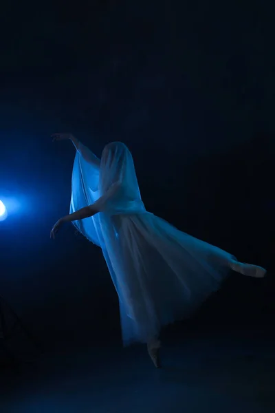 职业芭蕾舞演员跳芭蕾舞 芭蕾演员穿着白色连衣裙和尖尖的鞋子 深色背景 维耶场景 — 图库照片