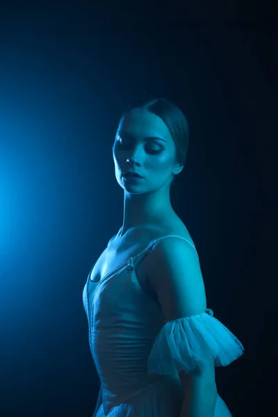 Професійний Балериновий Танцювальний Балет Темний Фон Синє Світло Вуаль Сцена — стокове фото