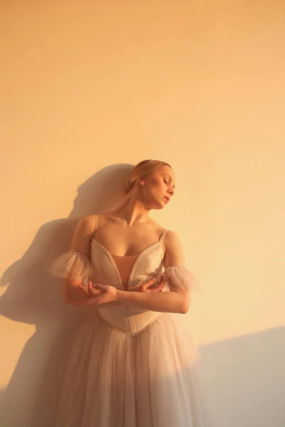 Bailarina Profesional Bailando Ballet Bailarina Vestido Blanco Zapatos Puntiagudos Fondo — Foto de Stock