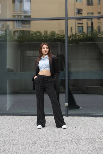 一个时髦女孩的肖像拍摄 深色阴影 2023年春季和夏季的趋势 女商人经典的夹克和黑色裤子 蓝色衬衫 商务中心 办公室工作 — 图库照片