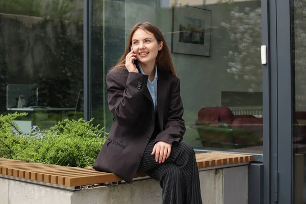 Retrato Una Chica Con Estilo Hablando Por Teléfono Tendencias Primavera — Foto de Stock