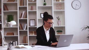 Siyah Kadın Büro çalışanı yorgun hissediyor, Masaüstü Bilgisayarında Hüsran Çalışmaları. Muhasebeci Duygu Projesi Baskısı, Başına Masaj Yapıyor, İstatistiklerle Çalışıyor, Kötü Bir Gün Geçiriyor. Stok 