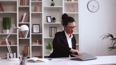 Genç yetişkin Latin iş kadını dizüstü bilgisayarda yazıyor, internette çalışıyor, güzel bayan profesyonel kullanıcı bilgisayar teknolojisini kullanarak ofiste online iş yapıyor.