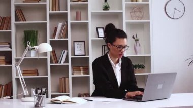 Latin Amerikalı kız bilgisayarda çalışıyor ve sinirleniyor, yoruluyor, meditasyon yapmaya başlıyor. Huzur bulmak. E ticaret. Serbest çalışan biri. Ofis, resmi kıyafet, dizüstü bilgisayar..