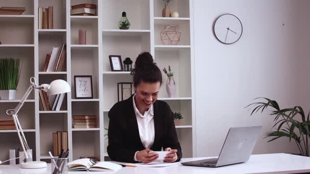 西班牙裔女孩在办公室里用手机玩游戏 而没人在看 电子商务 自由撰稿人 办公室 正式服装 手提电脑 — 图库视频影像