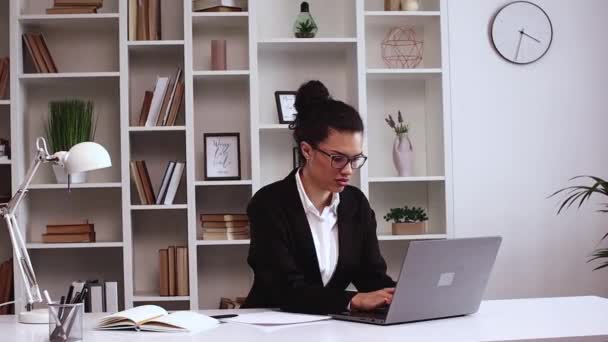 Siyah Kadın Büro Çalışanı Yorgun Hissediyor Masaüstü Bilgisayarında Hüsran Çalışmaları — Stok video