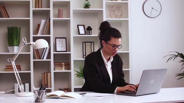 Czarna Kobieta Corporate Office Worker Czuje Się Zmęczony Frustracja Działa — Wideo stockowe