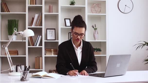 Latynoska Dziewczyna Pracuje Biurze Podpisuje Umowę Świętuje Cieszy Się Zwycięstwa — Wideo stockowe