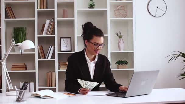 Latynoska Dziewczyna Trzyma Gotówkę Dolarów Świętując Szczęśliwy Dostała Pieniądze Sukces — Wideo stockowe