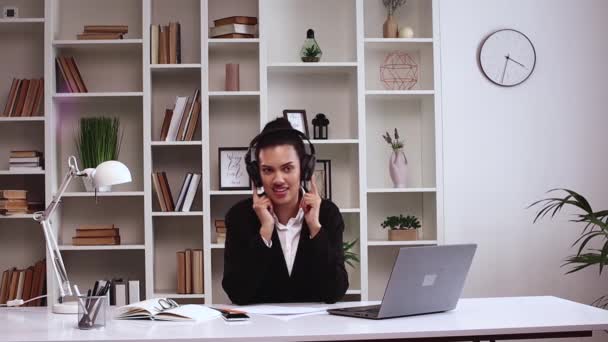 Mutlu Gevşemiş Latin Kadını Ofiste Dizüstü Bilgisayarda Çalışıyor Kulaklık Takıyor — Stok video