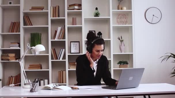 Glücklich Entspannte Überglückliche Lateinamerikanische Geschäftsfrau Die Büro Mit Kopfhörern Laptop — Stockvideo