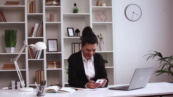 Porträt Einer Glücklichen Lateinamerikanischen Geschäftsfrau Die Büro Mit Dem Handy — Stockvideo