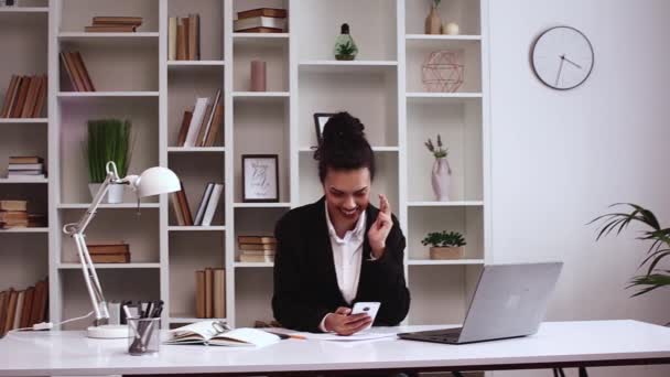 Portrét Šťastné Latinské Podnikatelky Těší Úspěchu Mobilním Telefonu Kanceláři Blízký — Stock video