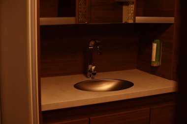 Tekerlekli karavanda bir mutfağın iç tasarımı. Karavan, karavan. Mobil ev. Lavabo ve mobilyalar.