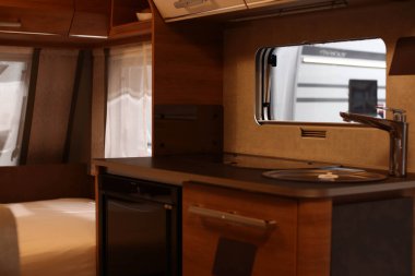 Tekerlekli karavanda bir mutfağın iç tasarımı. Karavan, karavan. Mobil ev. Soba ve mobilya