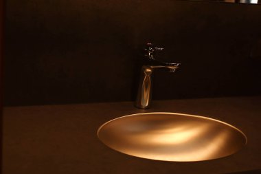 Tekerlekli karavanda bir mutfağın iç tasarımı. Karavan, karavan. Mobil ev. Lavabo ve mobilyalar.