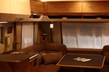 Tekerlekli bir karavanda oturma odasının iç tasarımı. Karavan, karavan. Mobil ev. Mobilya