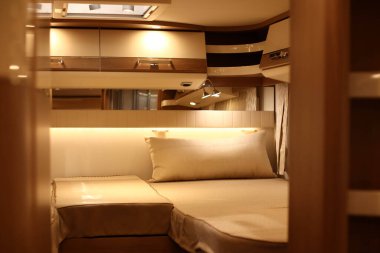 Tekerlekli bir karavanda bir yatak odasının iç tasarımı. Karavan, karavan. Mobil ev. Ev..
