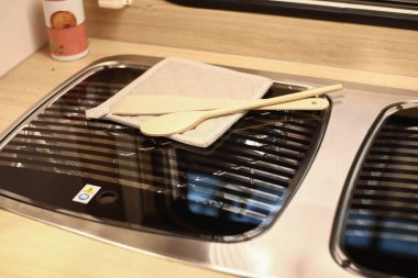 Tekerlekli karavanda bir mutfağın iç tasarımı. Karavan, karavan. Mobil ev. Soba ve mobilya