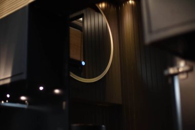 Tekerlekli bir karavanda tuvaletin iç tasarımı. Karavan, karavan. Mobil ev. Mobilya