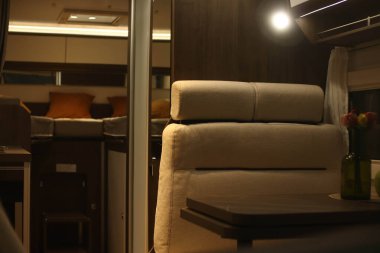 Bir karavanda oturma odasının iç tasarımı. Karavan, karavan. Taşınabilir ev. 