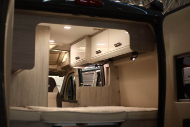 Bir karavanda bir yatak odasının iç tasarımı. Karavan, karavan. Mobil ev. Mobilya 