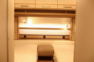 Bir karavanda bir yatak odasının iç tasarımı. Karavan, karavan. Mobil ev. Mobilya 