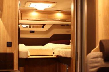Bir karavanda bir yatak odasının iç tasarımı. Karavan, karavan. Mobil ev. Mobilya 