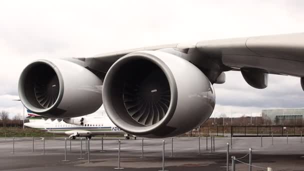 机翼上的飞机引擎白色两台涡轮机 双层结构的飞机 — 图库视频影像