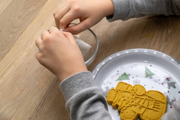 Mãos Criança Decorando Biscoito Natal Caseiro — Fotografia de Stock