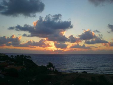 Deniz kenarında gün batımı