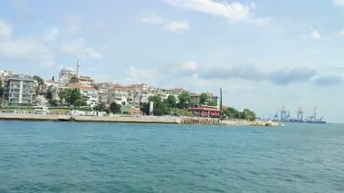 İstanbul, Türkiye, Boğaz boyunca tekne gezisi. Hareket eden bir geminin görüntüsü. Döndürme çekimi.