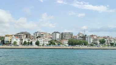 İstanbul, Türkiye, Boğaz boyunca tekne gezisi. Döndürme atışı. Hareket eden bir gemiden görünüm.