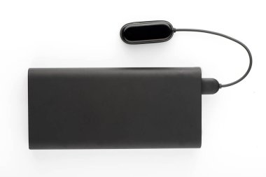 Beyaz arka planda izole edilmiş fitness bilekliği. Fitness bilekliği yakın plan. Beyaz arka planda siyah fitness bilekliği